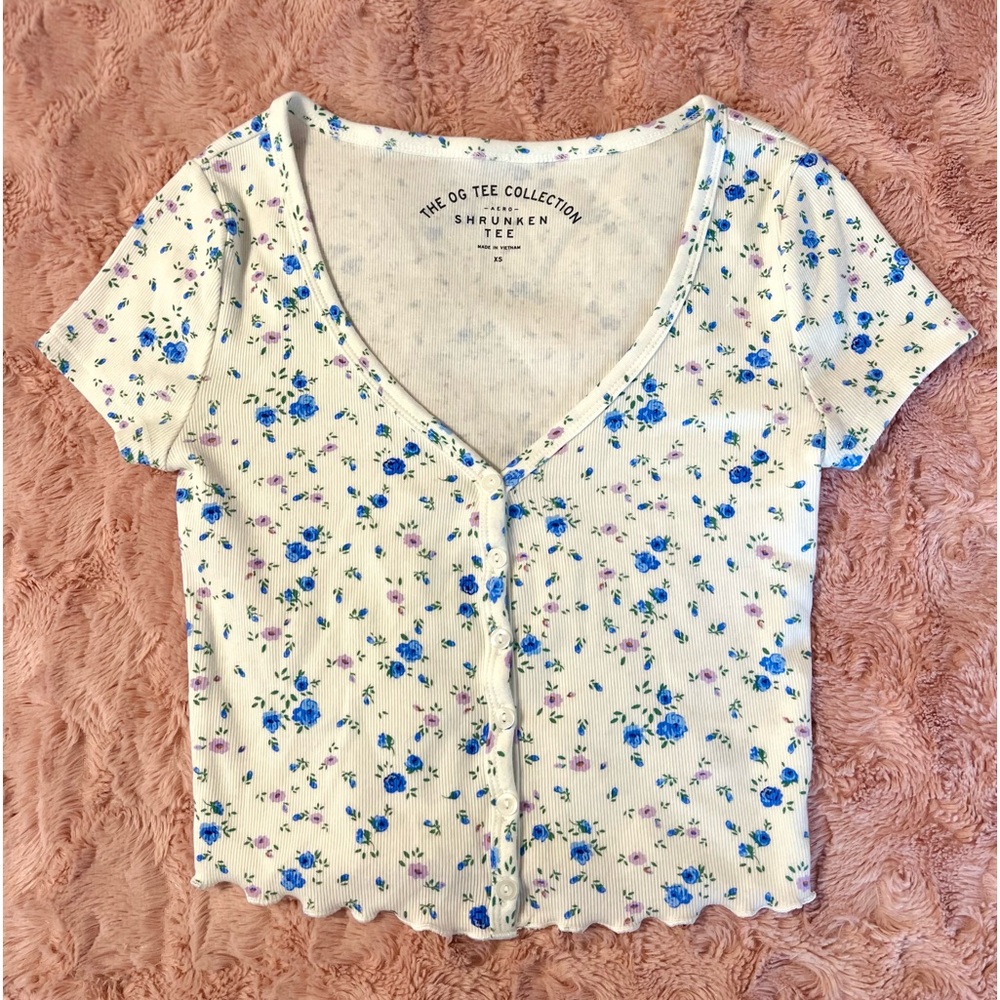 white floral aeropostale v-neck cropped tee